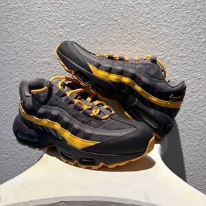 NIKE AIR MAX 95
Oil Grey Gunsmoke/Yellow Size 8